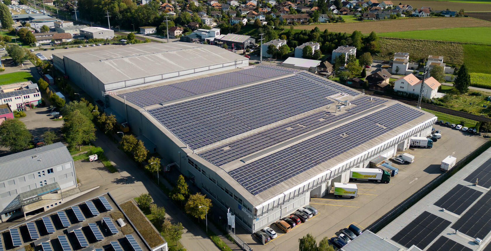 Solaranlage auf dem Dach von Alloga, Burgdorf im Hintergrund, schönes Wetter